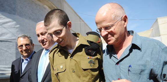 גלעד שליט, נועם שליט, בנימין נתניהו, אהוד ברק / צלם: דובר צהל